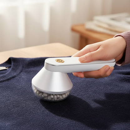 Quitapelusas eléctrico en uso sobre suéter - Removedor de pelusa para ropa